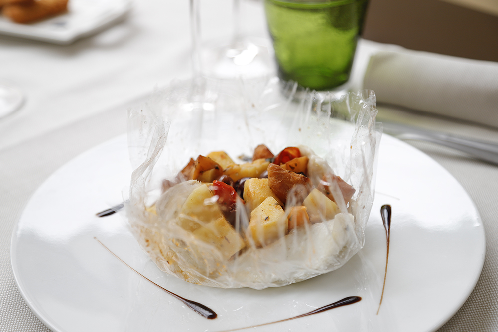 Filetto di branzino in Falsariga di cartoccio con patate, pendolini e olive taggiasche